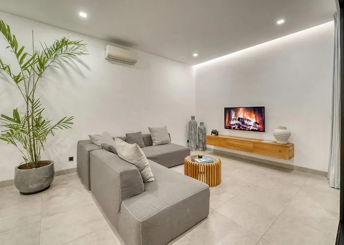 Villa Yuka V2 Modern Tropical 2br With Pool In
