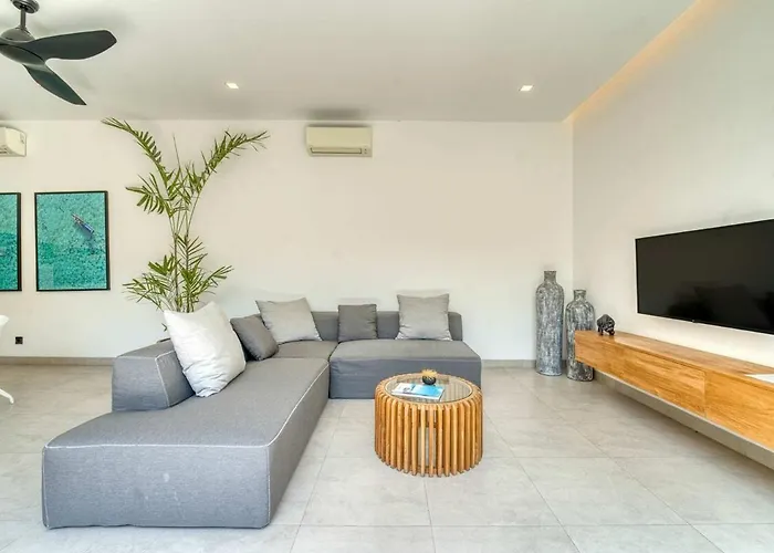 Yuka V2 Modern Tropical 2br With Pool In Villa